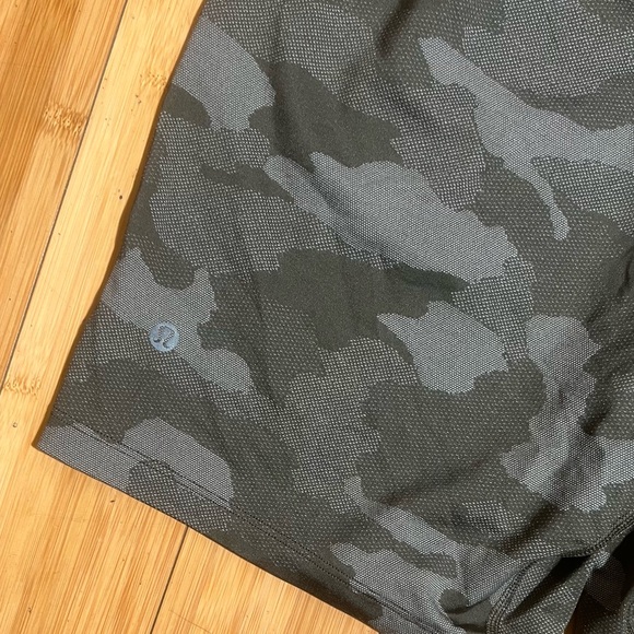 Lululemon T.H.E. Short Green Camo Linerless Size S - Picture 6 of 15